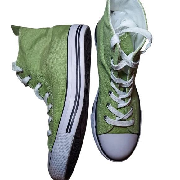 Hot Topic Strawberry Frog High-Top Sneakers - Picture 5 of 8